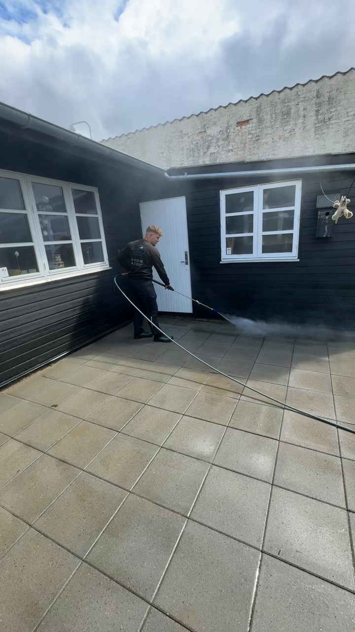 Facaderens af sort træhus