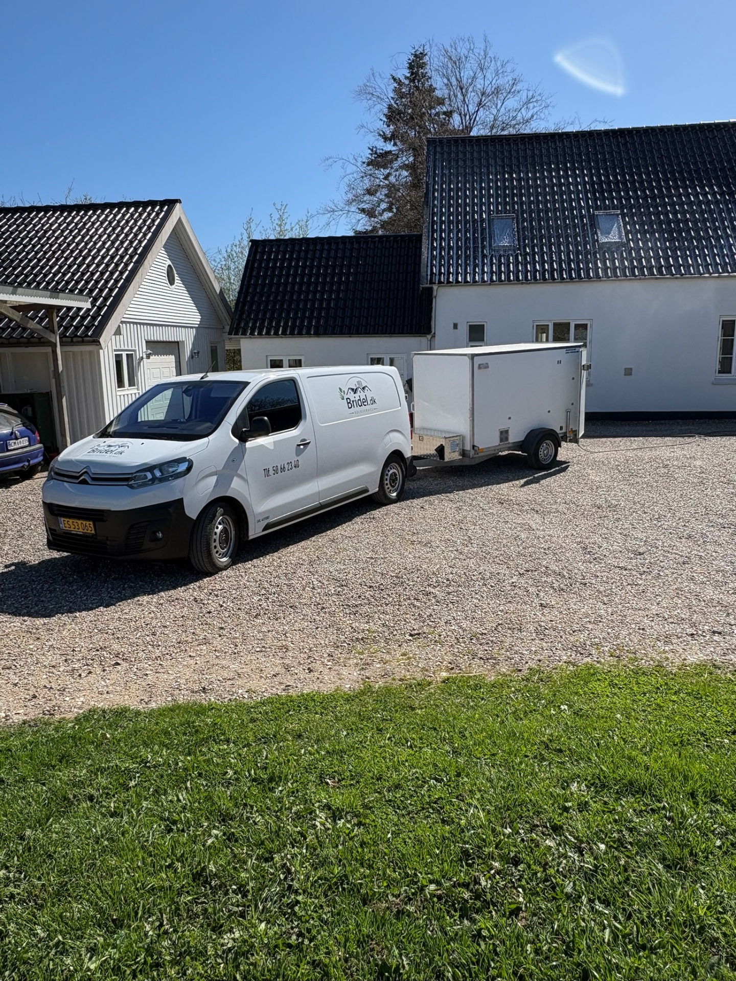 Bridel arbejder på et tag